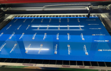 Cắt - khắc mica theo yêu cầu